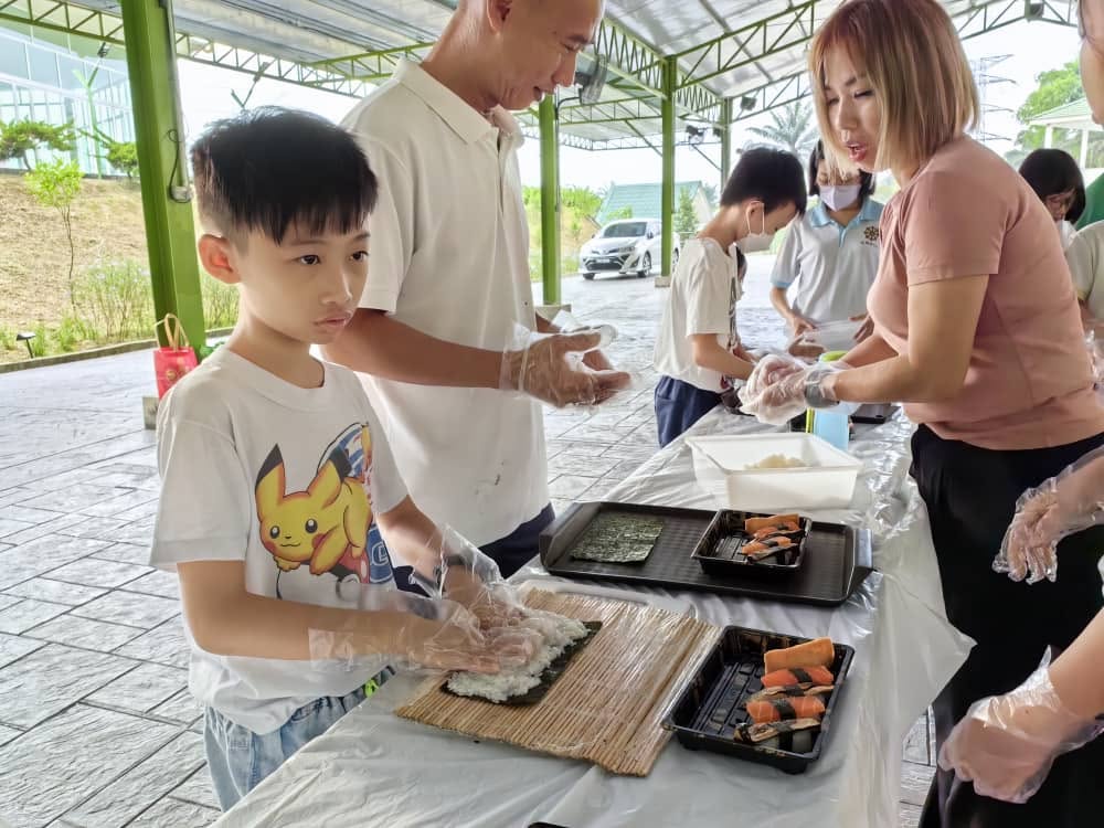 Saṅgha Honor Day – Parent-Child Handmade Sushi Offering to the Saṅgha