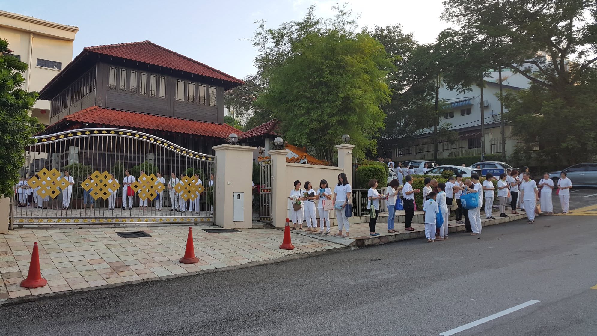 2019 Selangor · Happy Garden — Young Volunteers Serve the Saṅgha in Alms-round & Dhamma Propagation