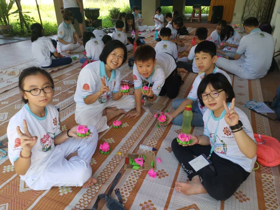 2019 Kaṭhina Celebration: Paper Lotus & Candle Crafting by Children & Youth Dhamma Class - Image 6