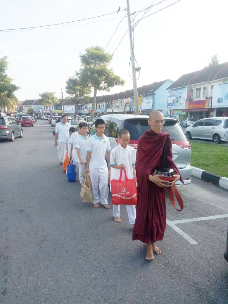 2020 Perak · Parik Buntar — Young Volunteers Serve the Saṅgha in Alms-round & Dhamma Propagation