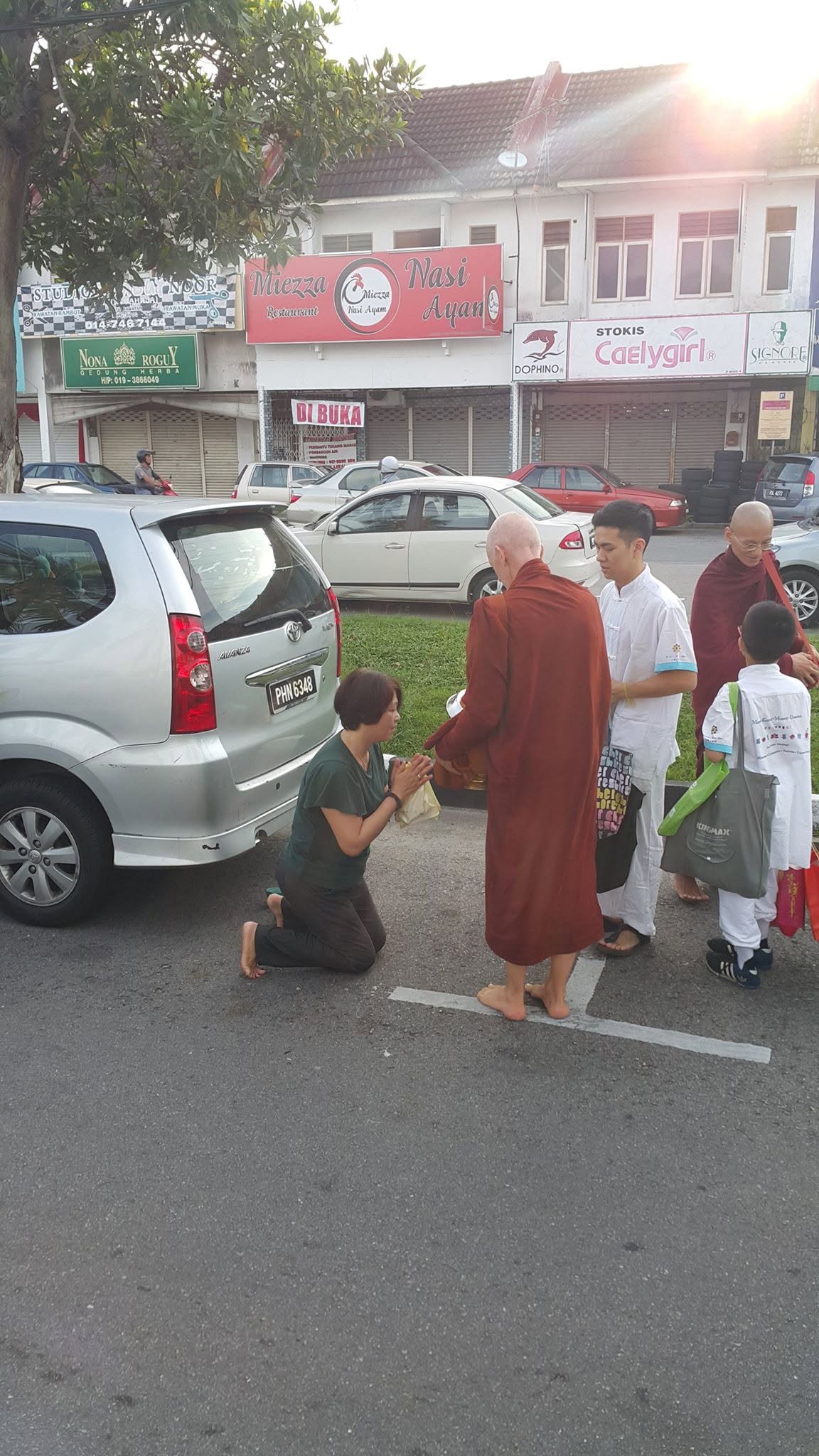 2020 Perak · Parik Buntar — Young Volunteers Serve the Saṅgha in Alms-round & Dhamma Propagation - Image 5