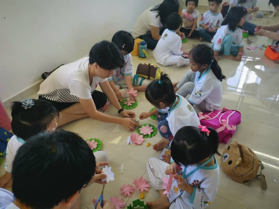 2019 Kaṭhina Celebration: Paper Lotus & Candle Crafting by Children & Youth Dhamma Class - Image 8