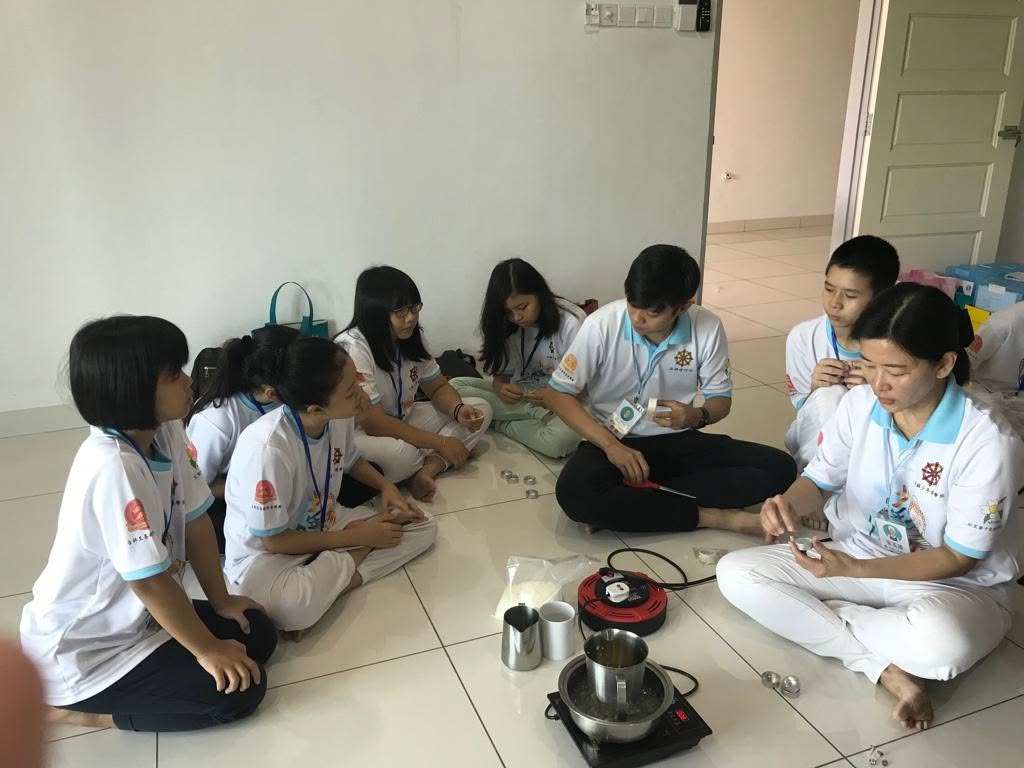 2019 Kaṭhina Celebration: Paper Lotus & Candle Crafting by Children & Youth Dhamma Class - Image 17