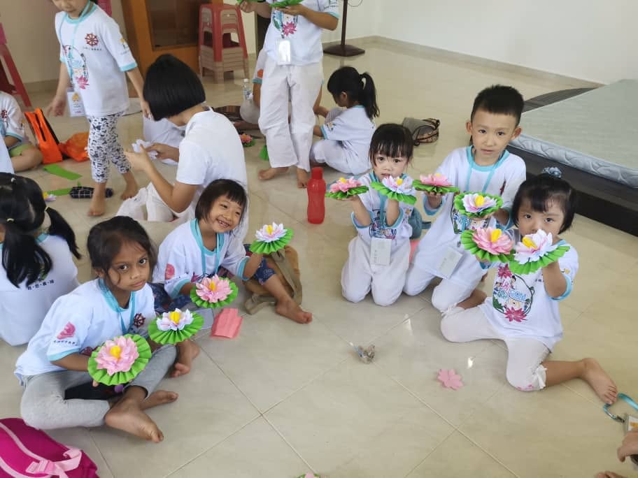 2019 Kaṭhina Celebration: Paper Lotus & Candle Crafting by Children & Youth Dhamma Class - Image 11